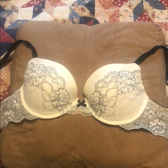 32 DD Victoria’s Secret Push-up Bra - Picture 1 of 3